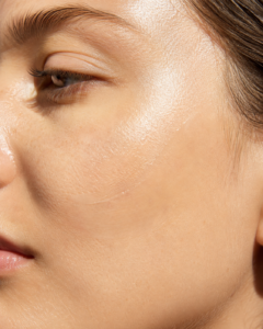 Piel facial protegida frente a la exposición solar con fotoprotección cosmética